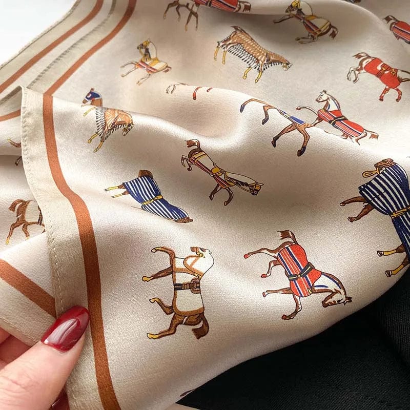Carré 100% soie naturelle motif chevaux équestre