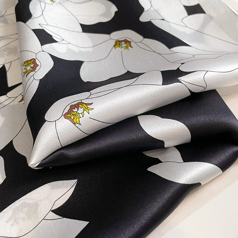 Carré 100% soie naturelle noir avec fleurs blanches - Élégance Florale