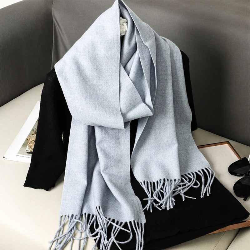 Echarpe Cachemire Gris Azurite – Écharpe gris bleu uni, drapé fluide et franges torsadées