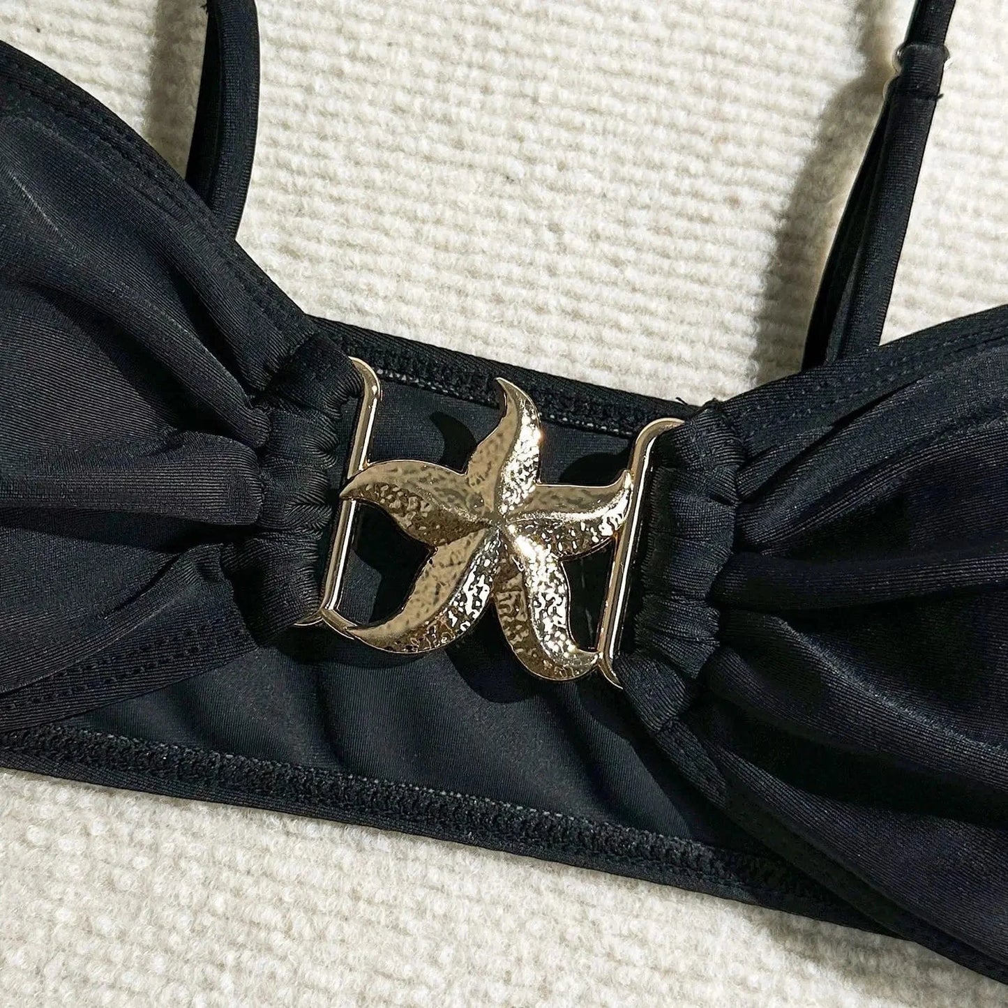 Bikini Élégant avec Jupe Transparente : Sophistication et Confort Été.