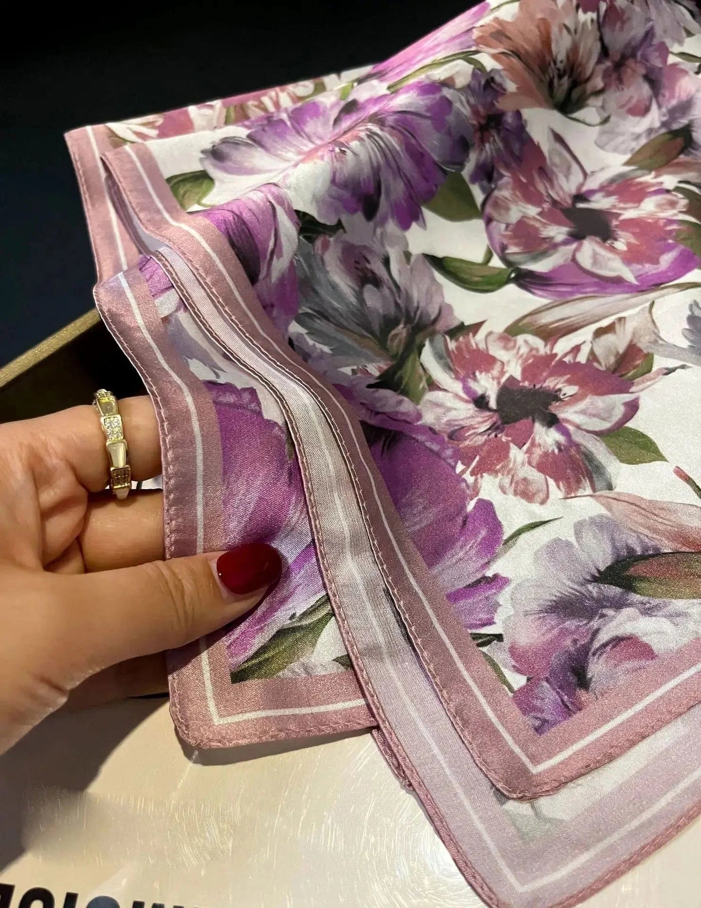 Carré 100% Soie Foulard Imprimé Florale Aquarelle Roses et Violettes 53x53cm