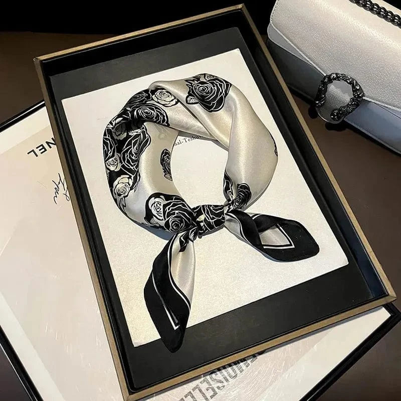 Carré 100% Soie – Foulard motif Roses Noires sur Fond Ivoire Satiné 53x53cm