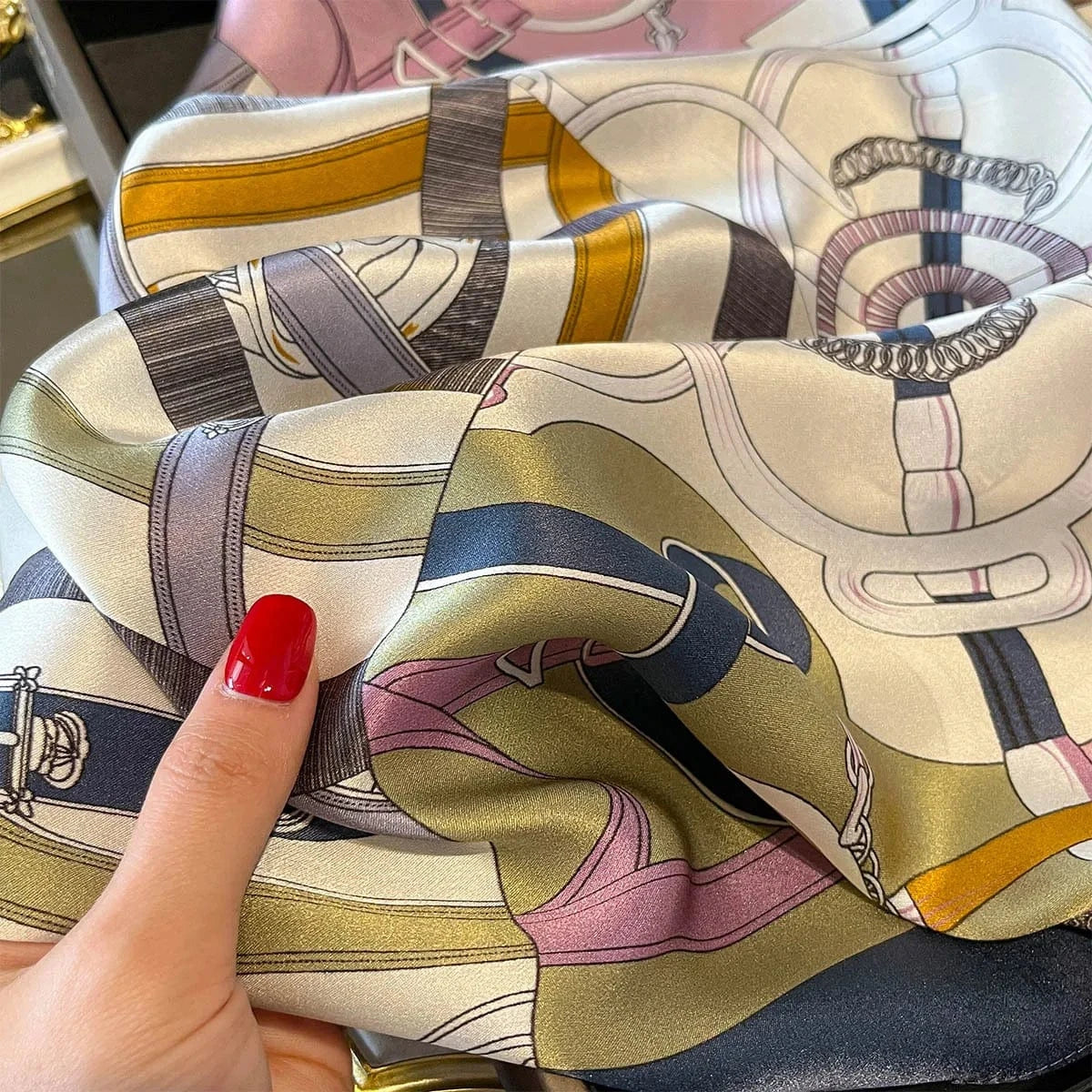 Carré 100% Soie Foulard Motif Sangles et Boucles Couture — Carré de Soie Élégant 70x70cm