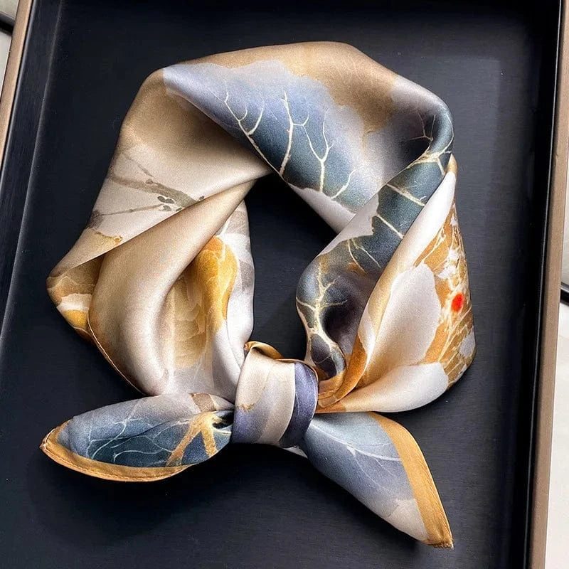 Carré 100% Soie Imprimé Bouquet Floral Aquarelle Beige Doré – Foulard Élégant 53x53cm