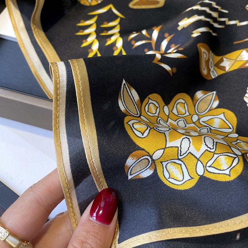 Carré 100% Soie Motif Cheval Abstrait Bleu et Or 68x68cm