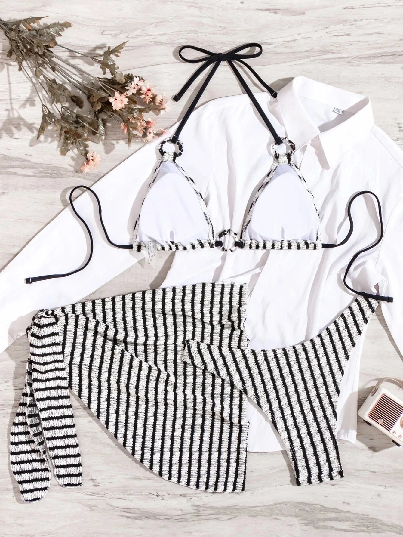 Ensemble Bain Rayé Élégant : Bikini et Paréo Chic pour Femme
