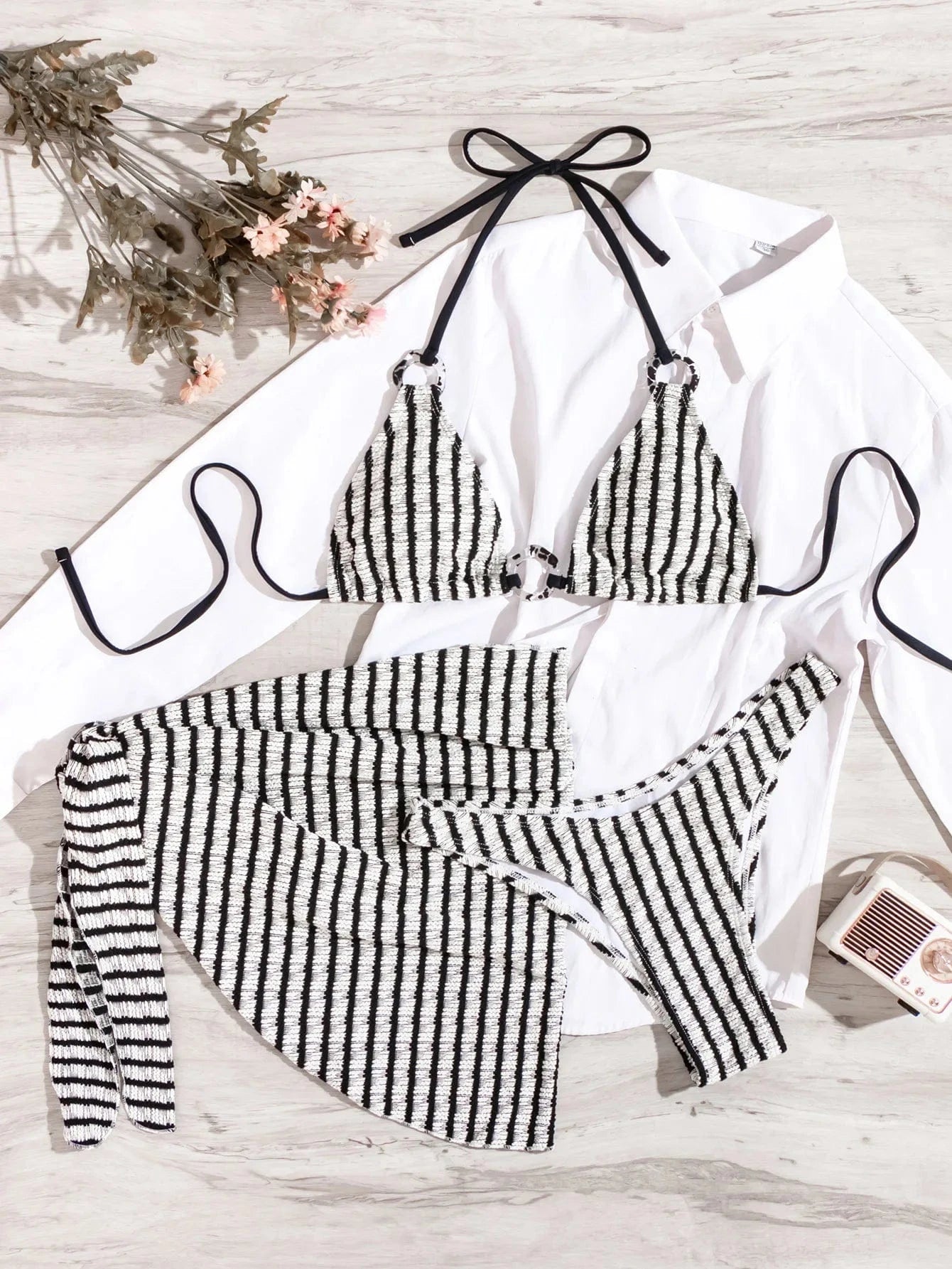 Ensemble Bain Rayé Élégant : Bikini et Paréo Chic pour Femme