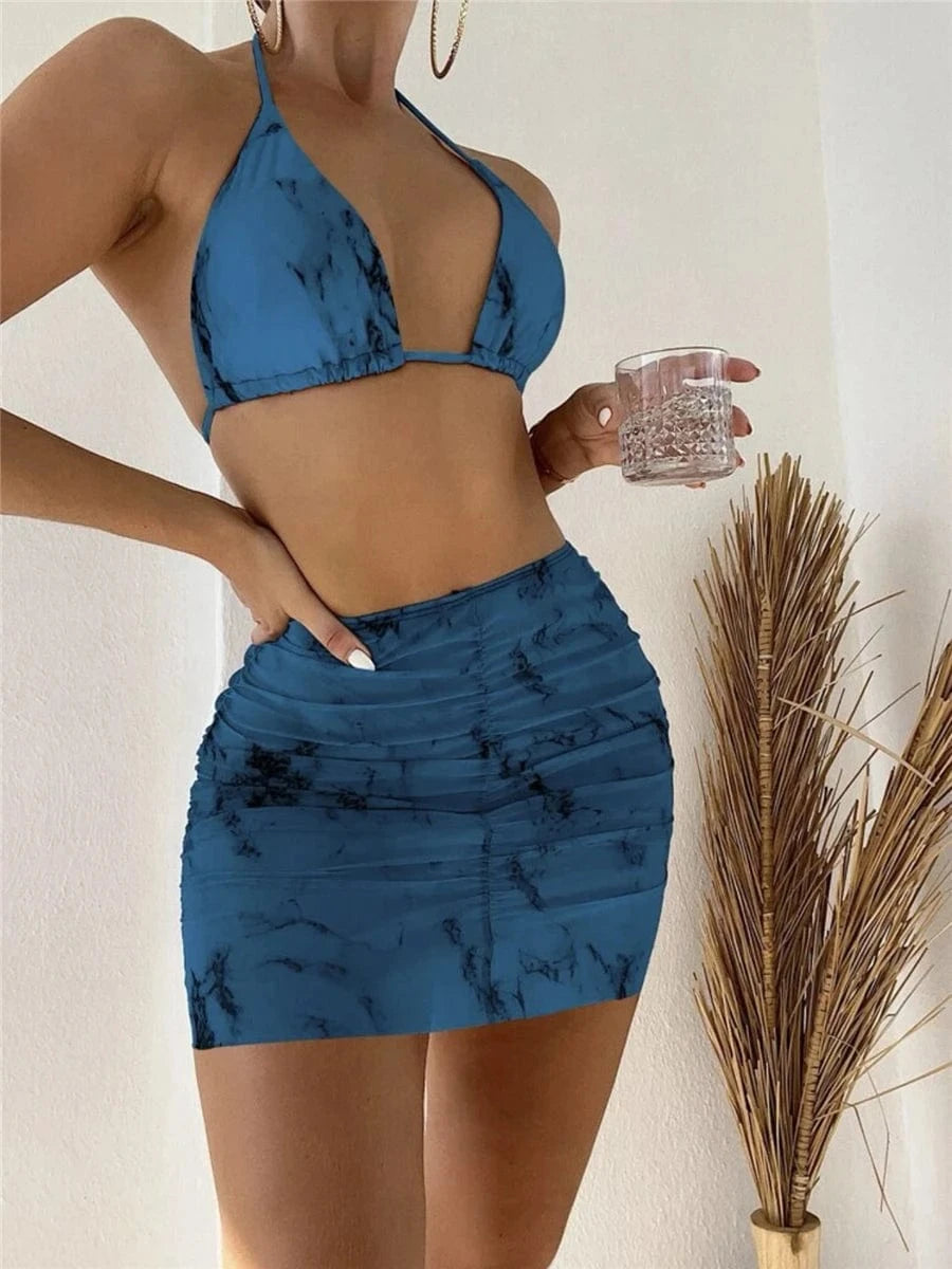 Ensemble Bikini Bleu Marbré avec Jupe – Élégance et Tendance Plage