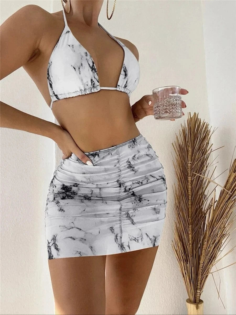Ensemble Bikini Bleu Marbré avec Jupe – Élégance et Tendance Plage