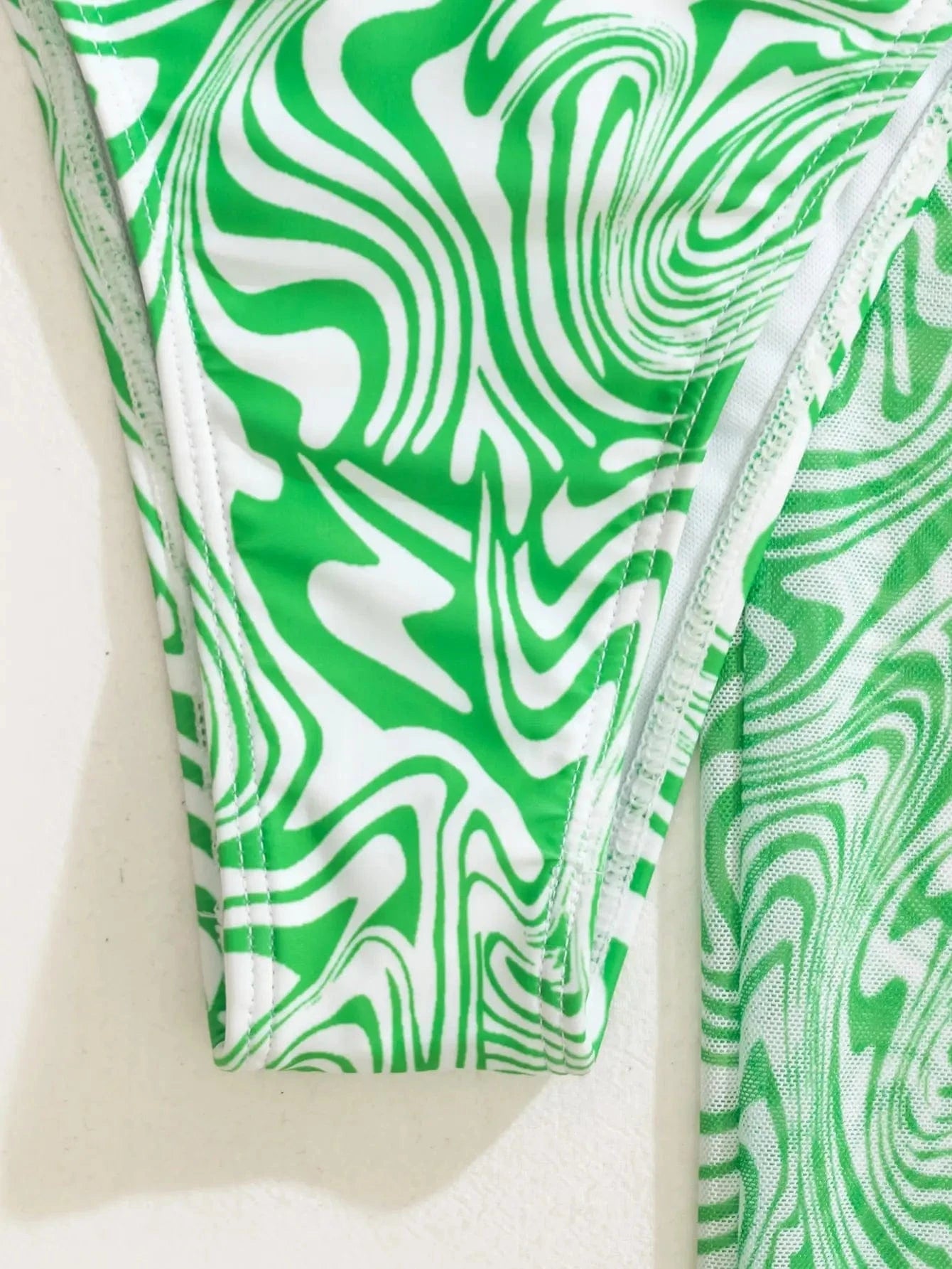Ensemble Bikini Plage Élégant : Le Duo Parfait pour un Style Raffiné et Confortable.
