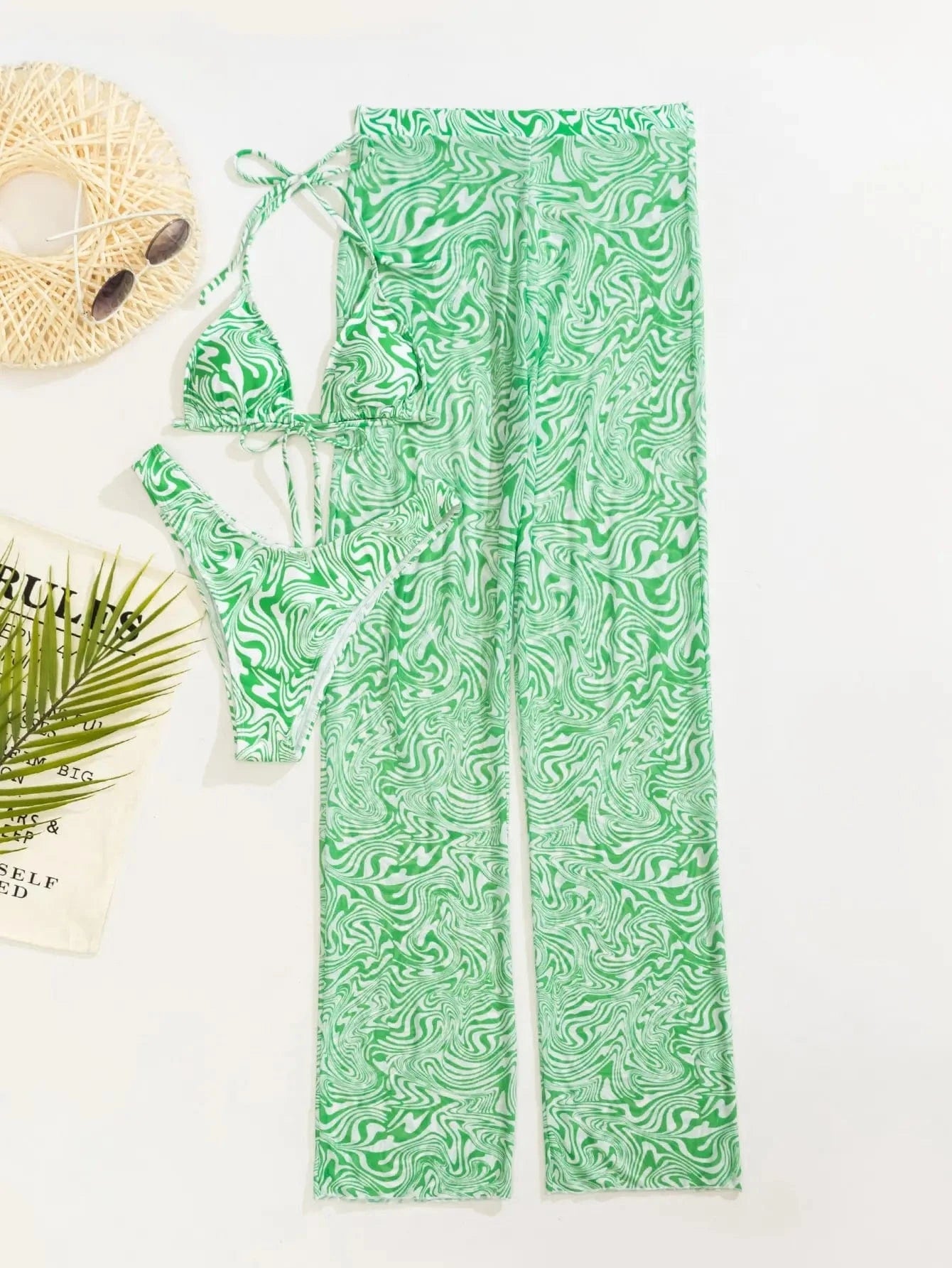 Ensemble Bikini Plage Élégant : Le Duo Parfait pour un Style Raffiné et Confortable.