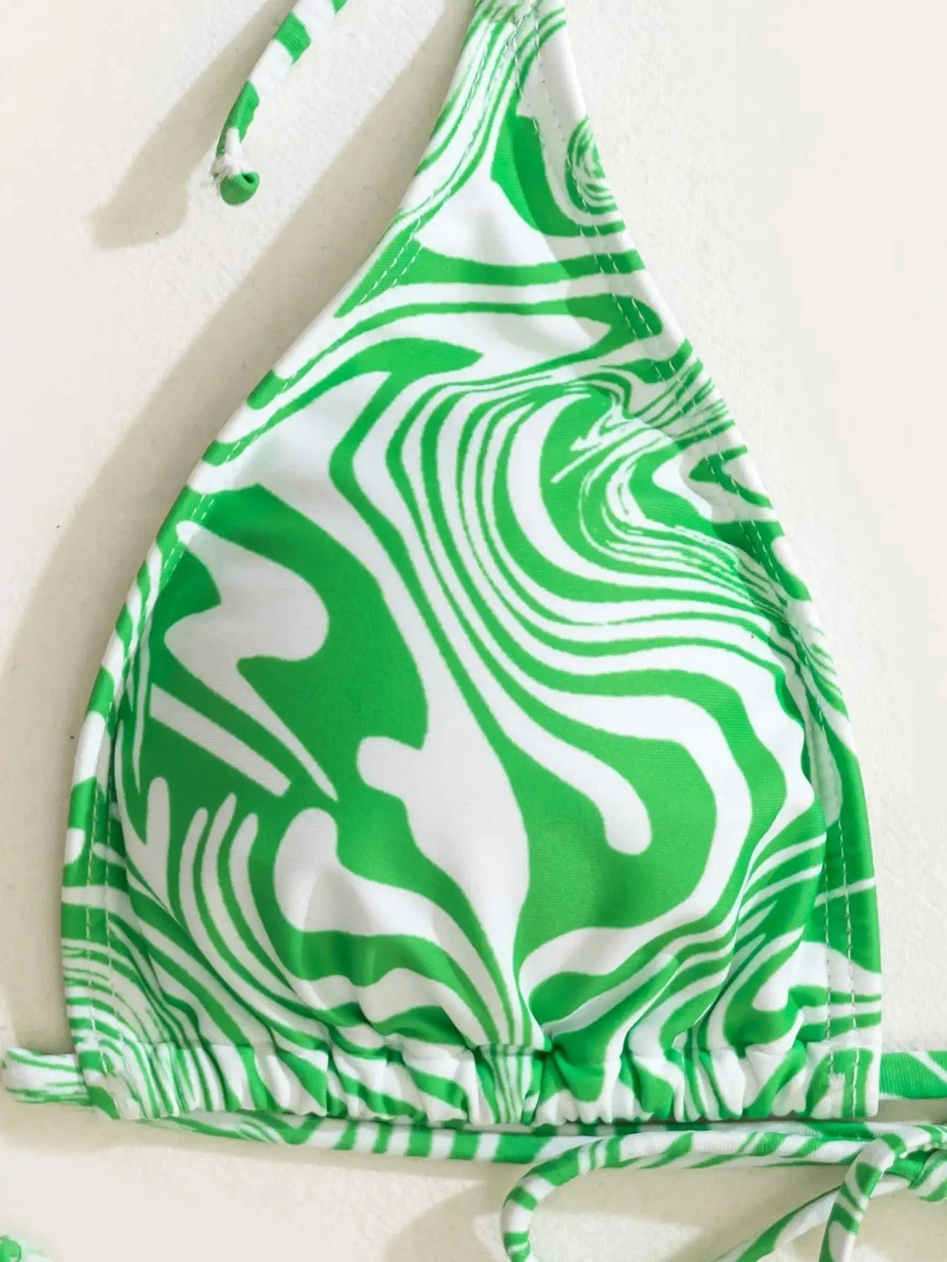 Ensemble Bikini Plage Élégant : Le Duo Parfait pour un Style Raffiné et Confortable.