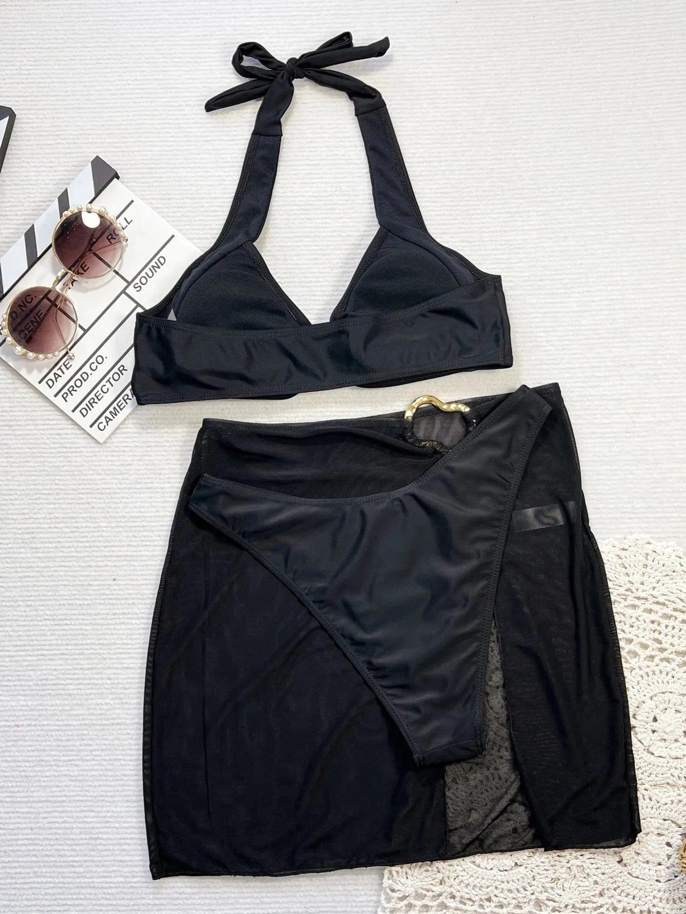 Ensemble de Bain Élegance: Bikini avec Robe de Plage Transparente.
