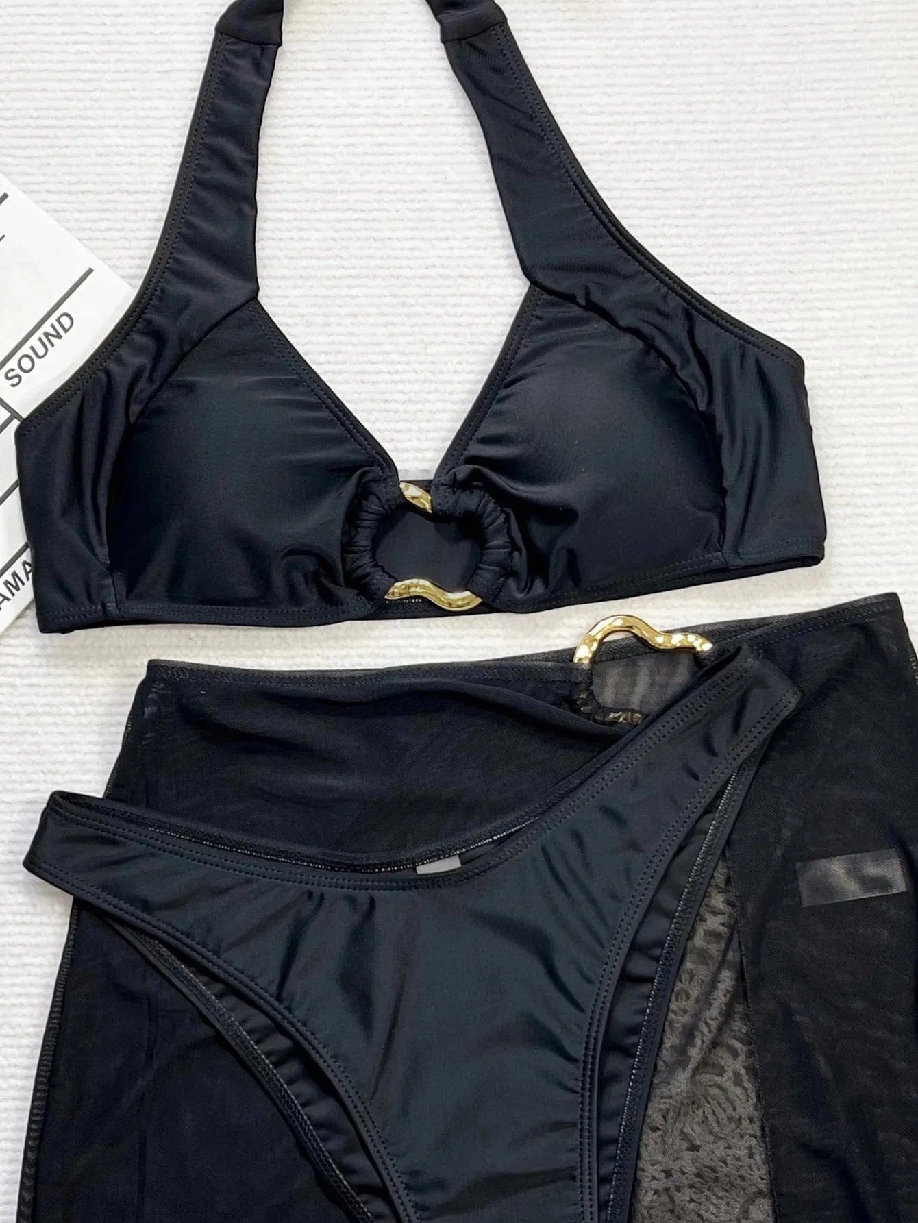 Ensemble de Bain Élegance: Bikini avec Robe de Plage Transparente.