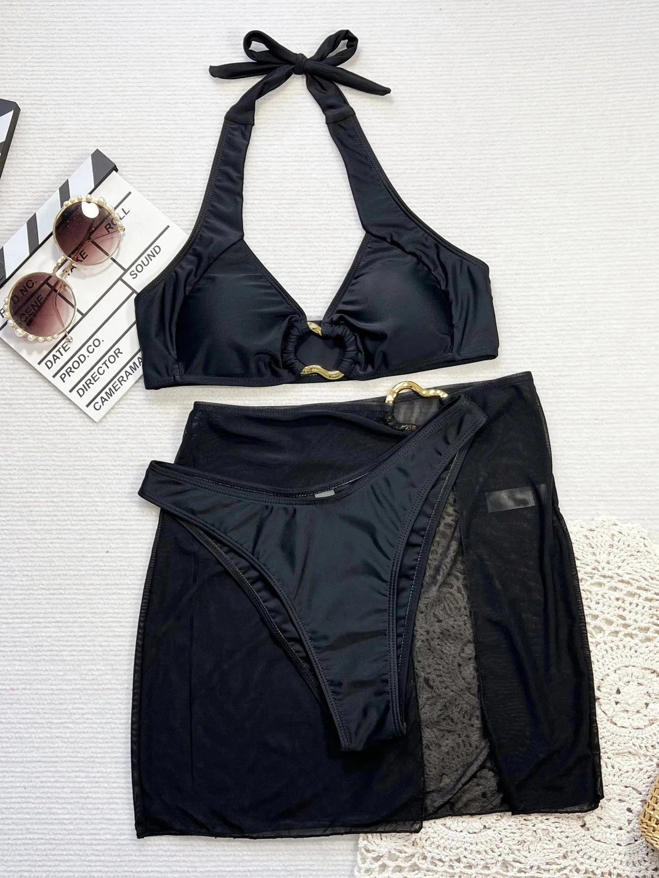 Ensemble de Bain Élegance: Bikini avec Robe de Plage Transparente.