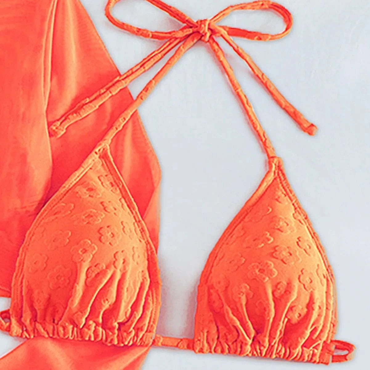 Ensemble de Bain Tendance 2023 : Bikini Élégant avec Robe de Bain Légère