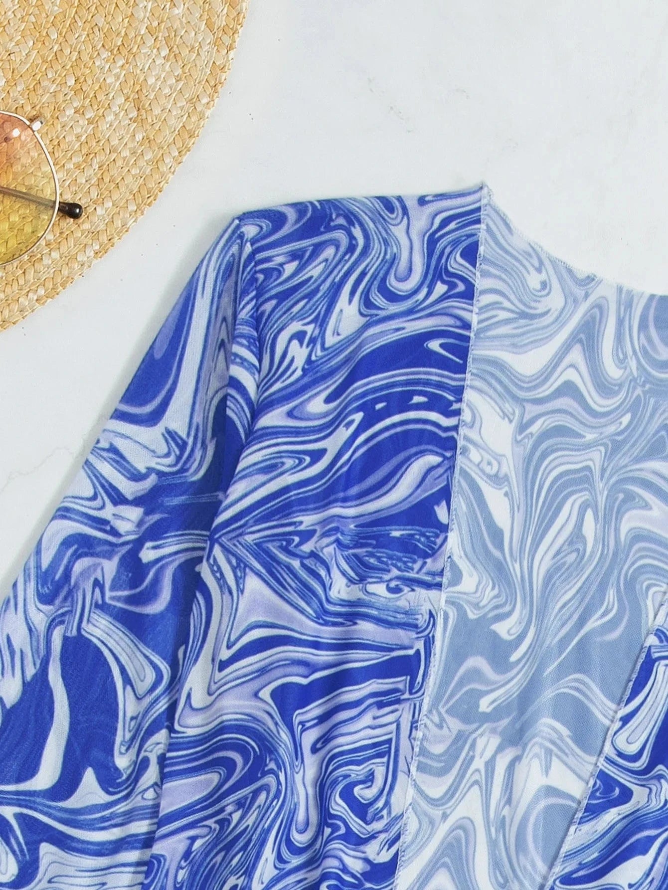 Ensemble Marbré Chic de Bain - Bikini et Robe Assortie pour un Style Élégant et Moderne.