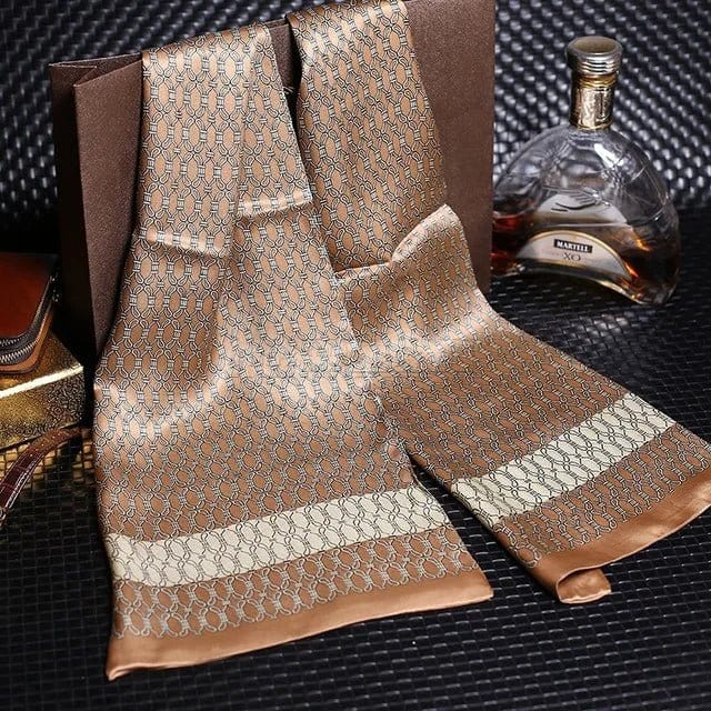 Foulard en Soie pour Homme : Motifs Géométriques Chic Or