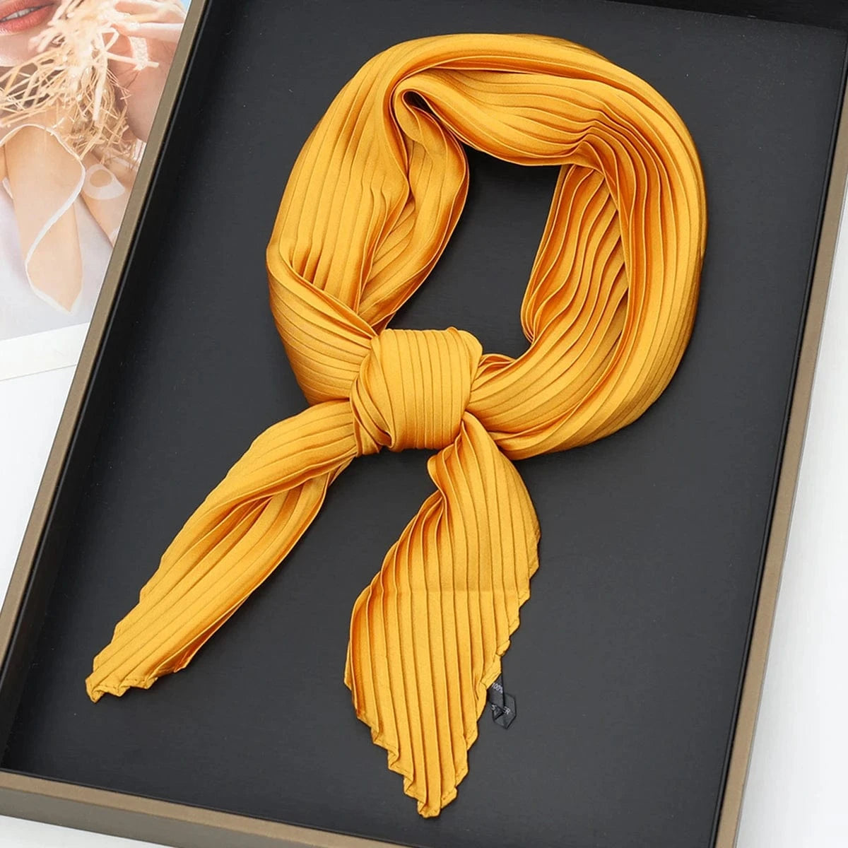 Foulard Plissé Élégant en Texture Raffinée Jaune / 70x70cm