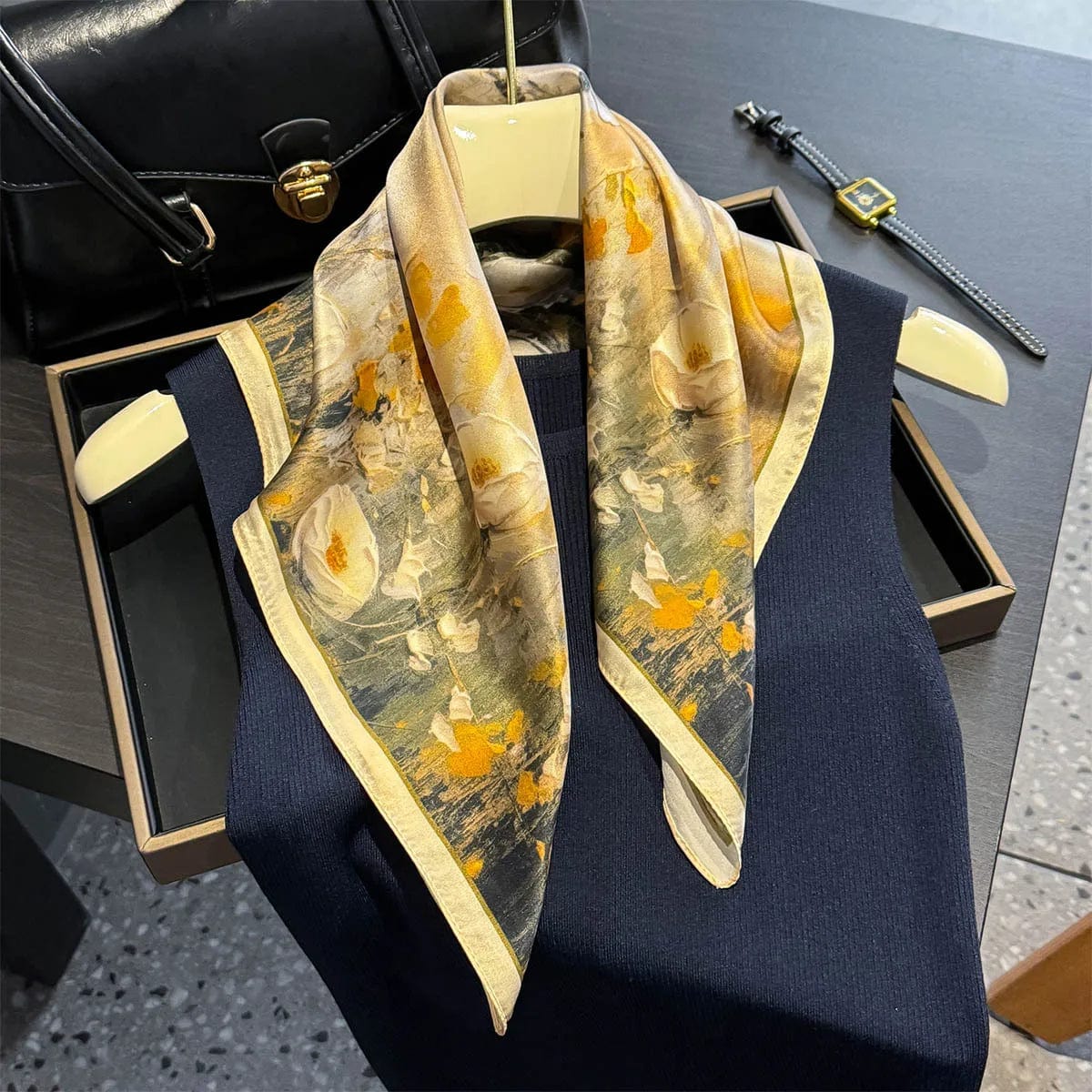 Carré 100% soie naturelle avec motifs de fleurs jaunes