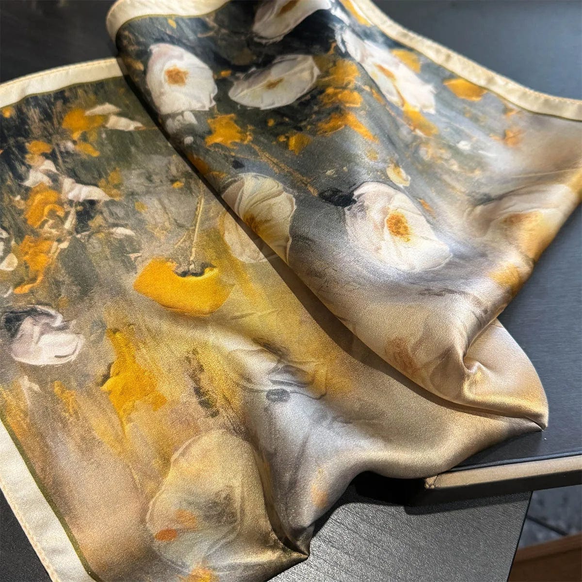 Carré 100% soie naturelle avec motifs de fleurs jaunes