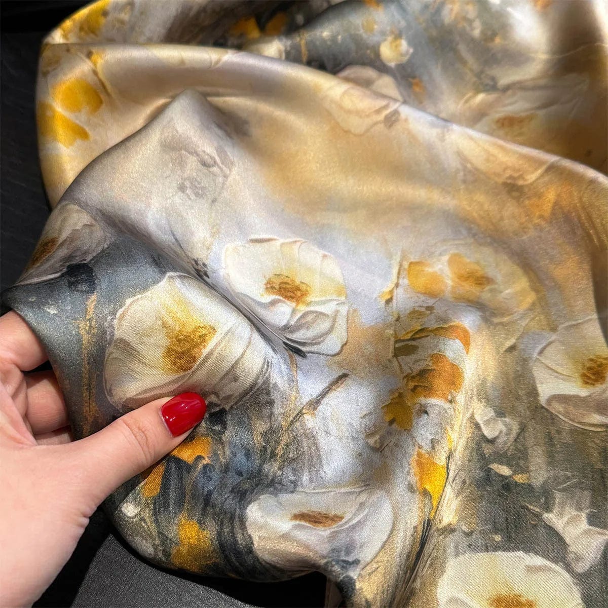 Carré 100% soie naturelle avec motifs de fleurs jaunes