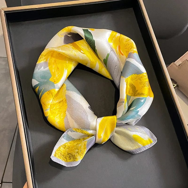 Carré 100% soie naturelle avec motif jaune et gris.