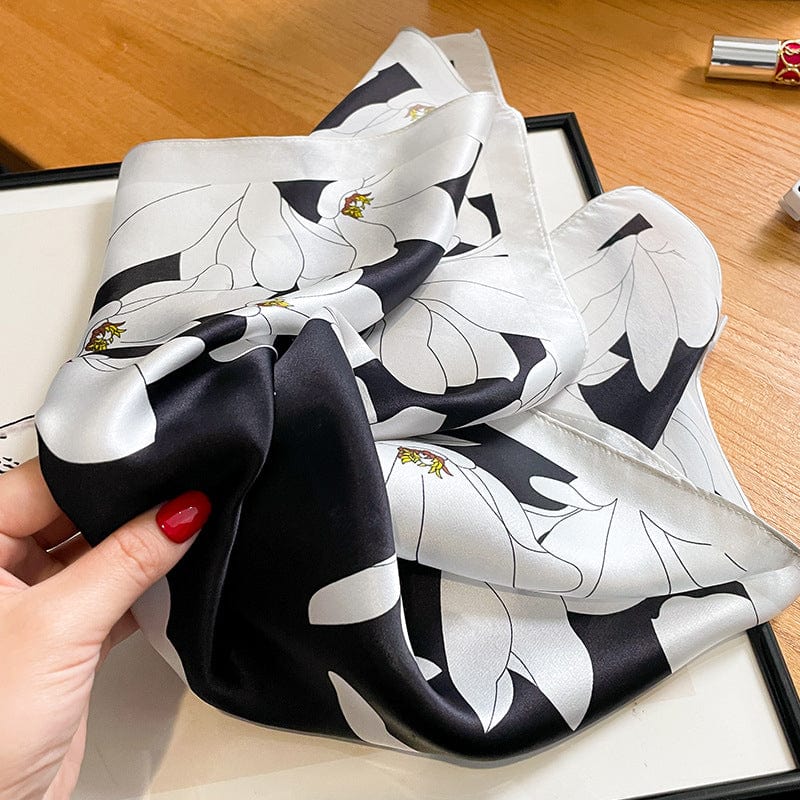 Carré 100% soie naturelle noir avec fleurs blanches - Élégance Florale