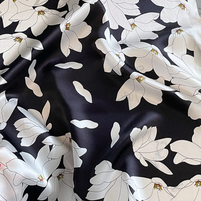 Carré 100% soie naturelle noir avec fleurs blanches - Élégance Florale