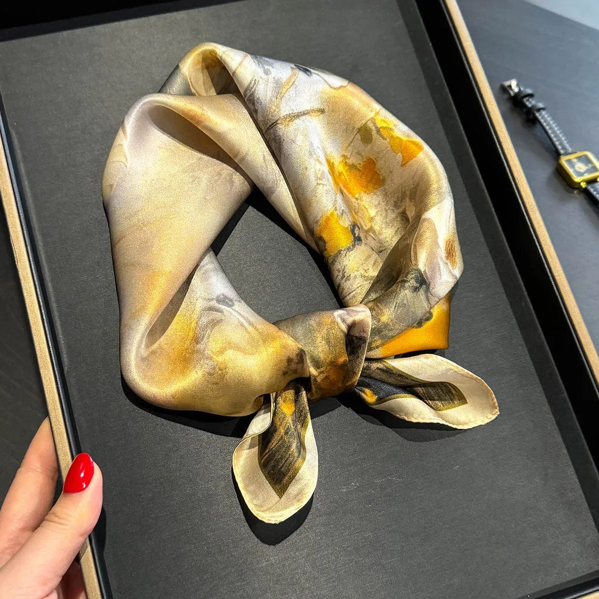 Carré 100% soie naturelle avec motifs de fleurs jaunes