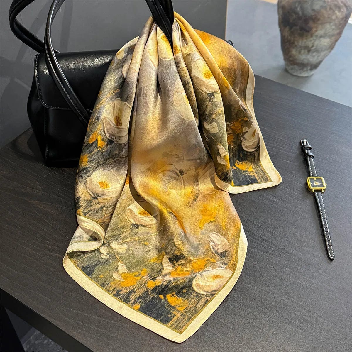 Carré 100% soie naturelle avec motifs de fleurs jaunes