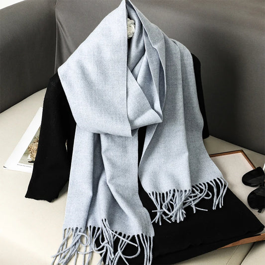 Echarpe Cachemire Gris Azurite – Écharpe gris bleu uni, drapé fluide et franges torsadées