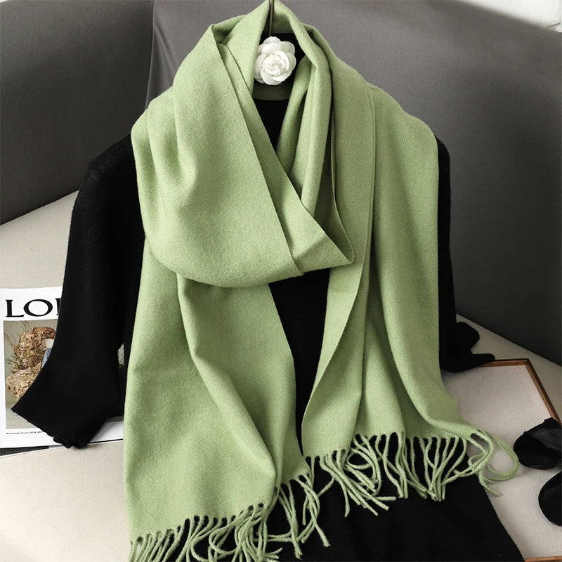 Echarpe Cachemire Menthe Veloutée – Douce couleur menthe pâle et veloutée, franges fines