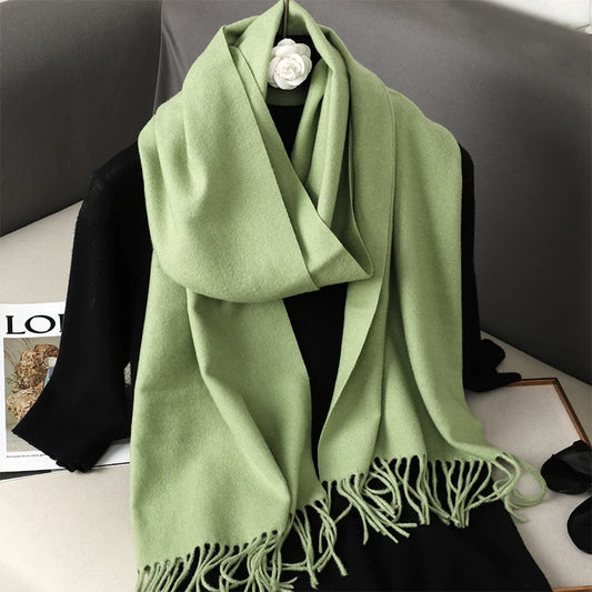 Echarpe Cachemire Menthe Veloutée – Douce couleur menthe pâle et veloutée, franges fines