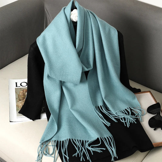 Echarpe Cachemire Bleu Givre – Douce, chaude et veloutée, couleur bleu glacier avec franges