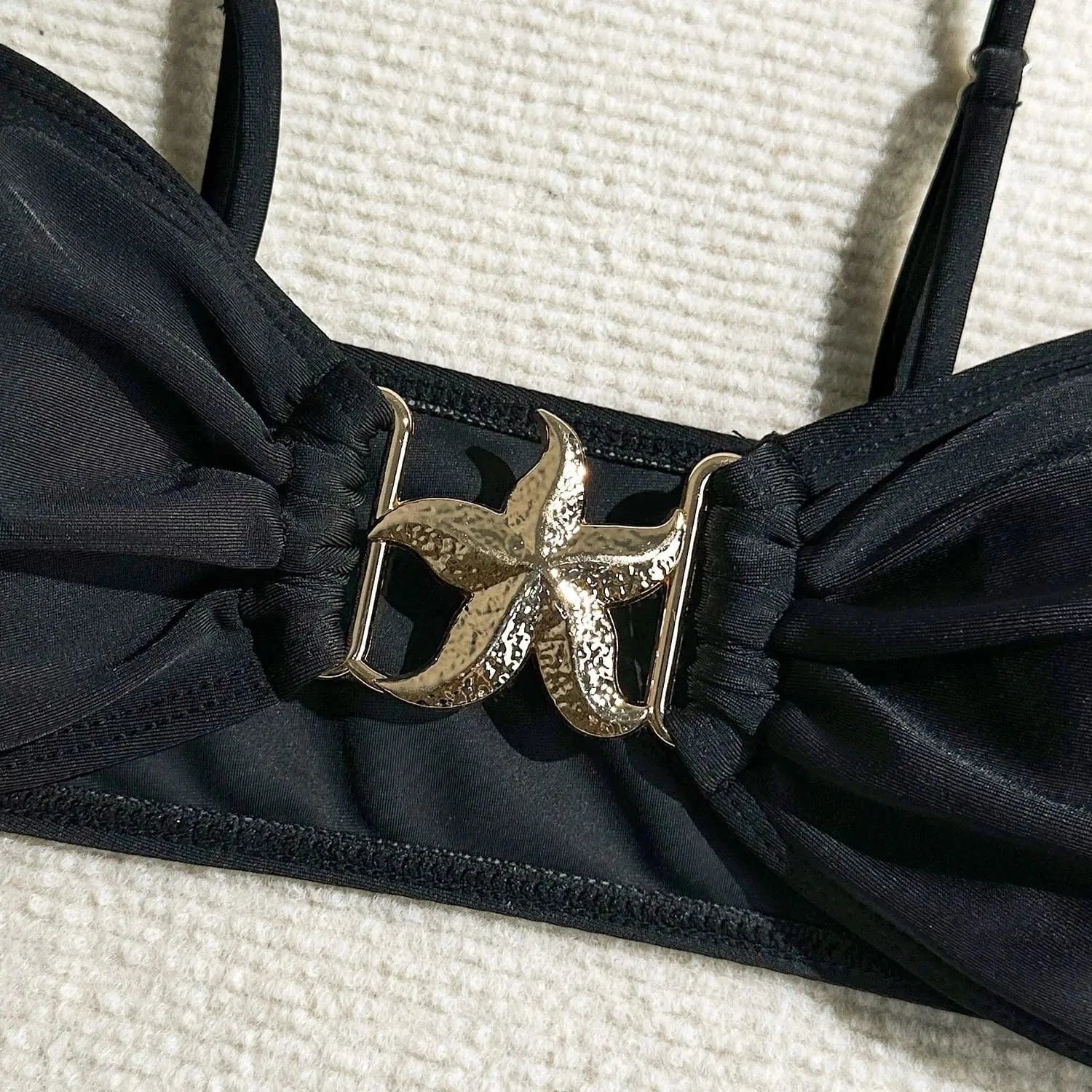 Bikini Élégant avec Jupe Transparente : Sophistication et Confort Été.