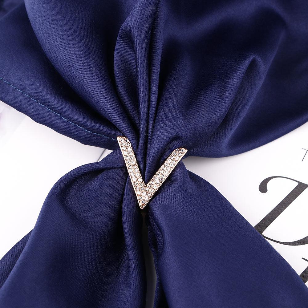 Boucle de foulard en V avec strass - Élégance scintillante
