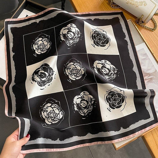 Carré 100% Soie Damier de Roses 53x53cm