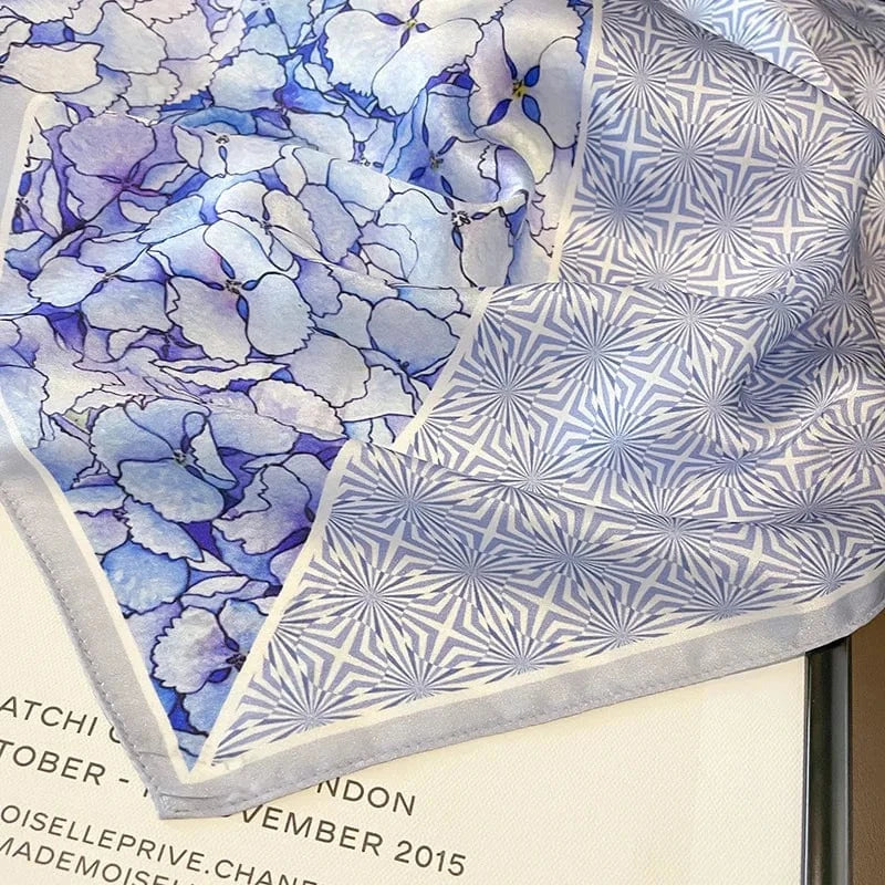 Carré 100% Soie – Foulard carré bi-face: motif étoilé et bouquets pastel, gris bleuâtre sur fond blanc perlé 53x53cm