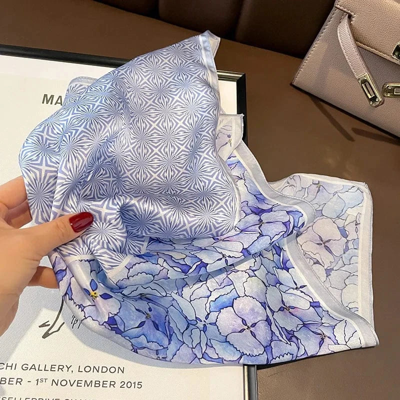 Carré 100% Soie – Foulard carré bi-face: motif étoilé et bouquets pastel, gris bleuâtre sur fond blanc perlé 53x53cm
