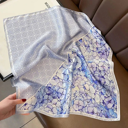 Carré 100% Soie – Foulard carré bi-face: motif étoilé et bouquets pastel, gris bleuâtre sur fond blanc perlé 53x53cm
