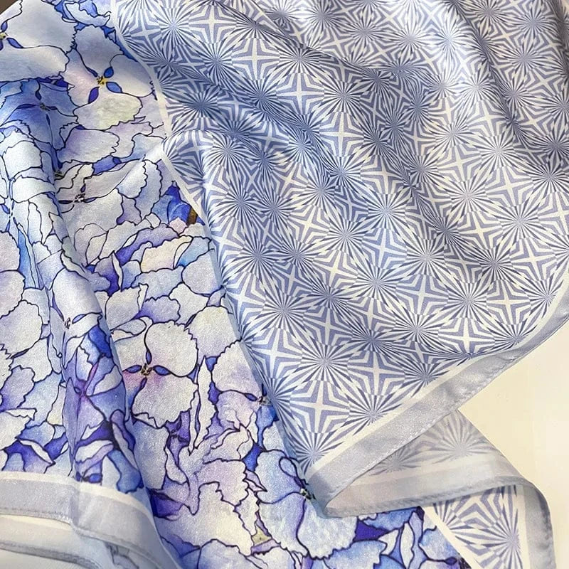 Carré 100% Soie – Foulard carré bi-face: motif étoilé et bouquets pastel, gris bleuâtre sur fond blanc perlé 53x53cm