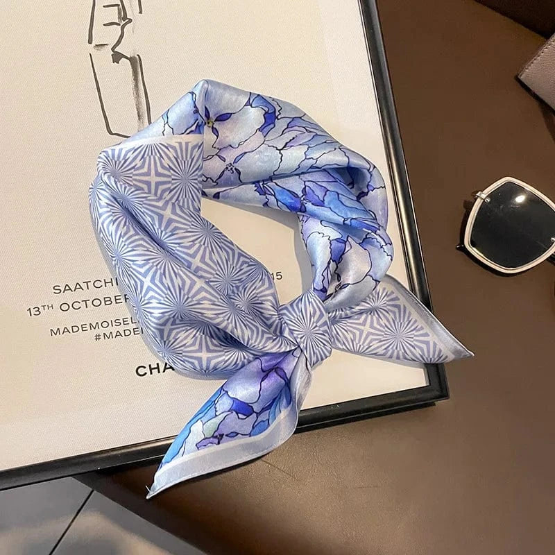 Carré 100% Soie – Foulard carré bi-face: motif étoilé et bouquets pastel, gris bleuâtre sur fond blanc perlé 53x53cm