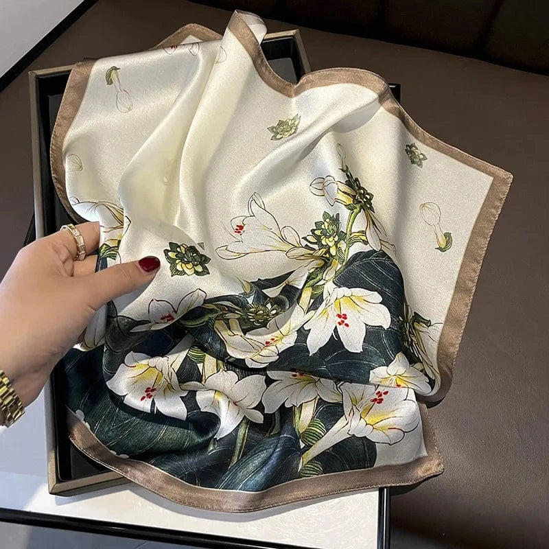 Carré 100% Soie foulard en soie imprimé botanique beige fleurs blanches 53x53cm