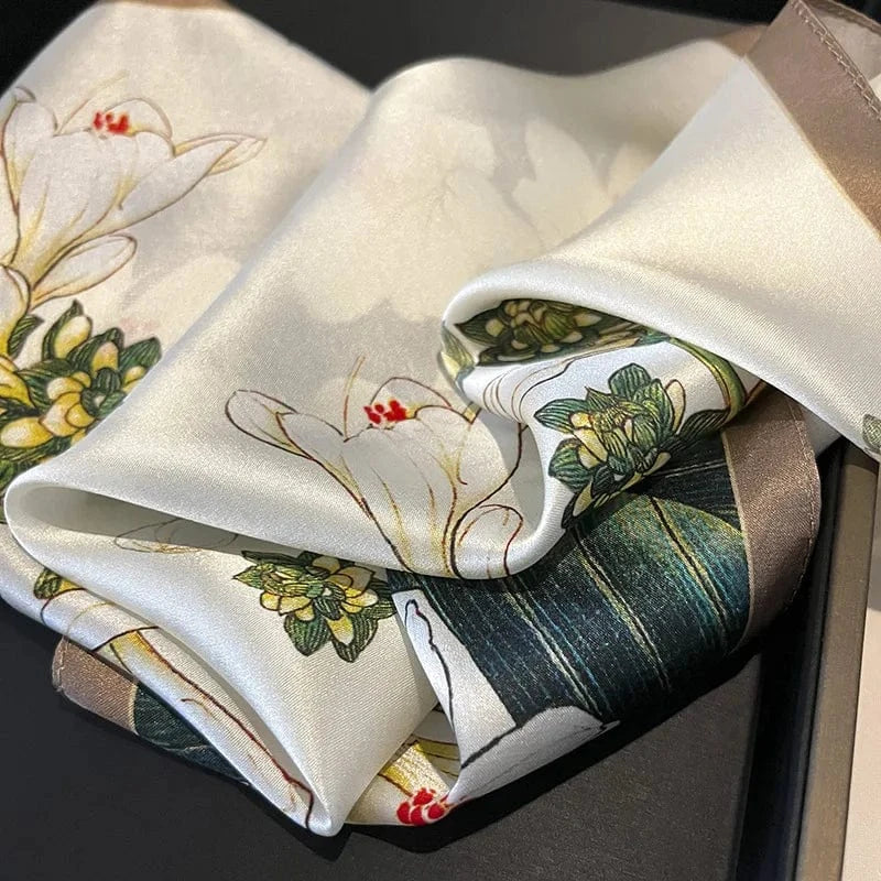 Carré 100% Soie foulard en soie imprimé botanique beige fleurs blanches 53x53cm