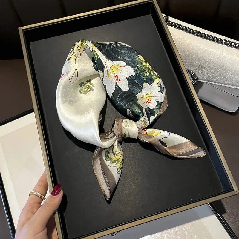 Carré 100% Soie foulard en soie imprimé botanique beige fleurs blanches 53x53cm