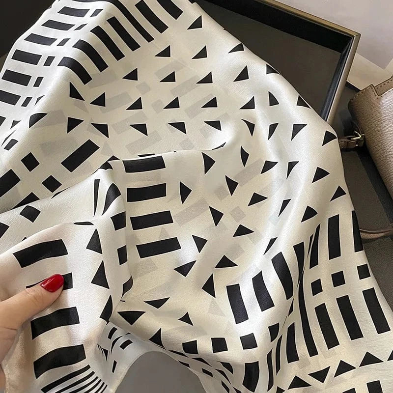 Carré 100% Soie - Foulard en soie motif géométrique noir sur ivoire, Art Déco 70x70cm