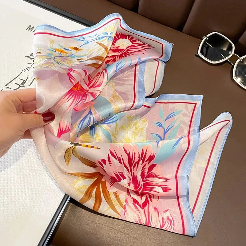 Carré 100% Soie – Foulard imprimé fleurs aquarelle roses et libellules 53x53cm