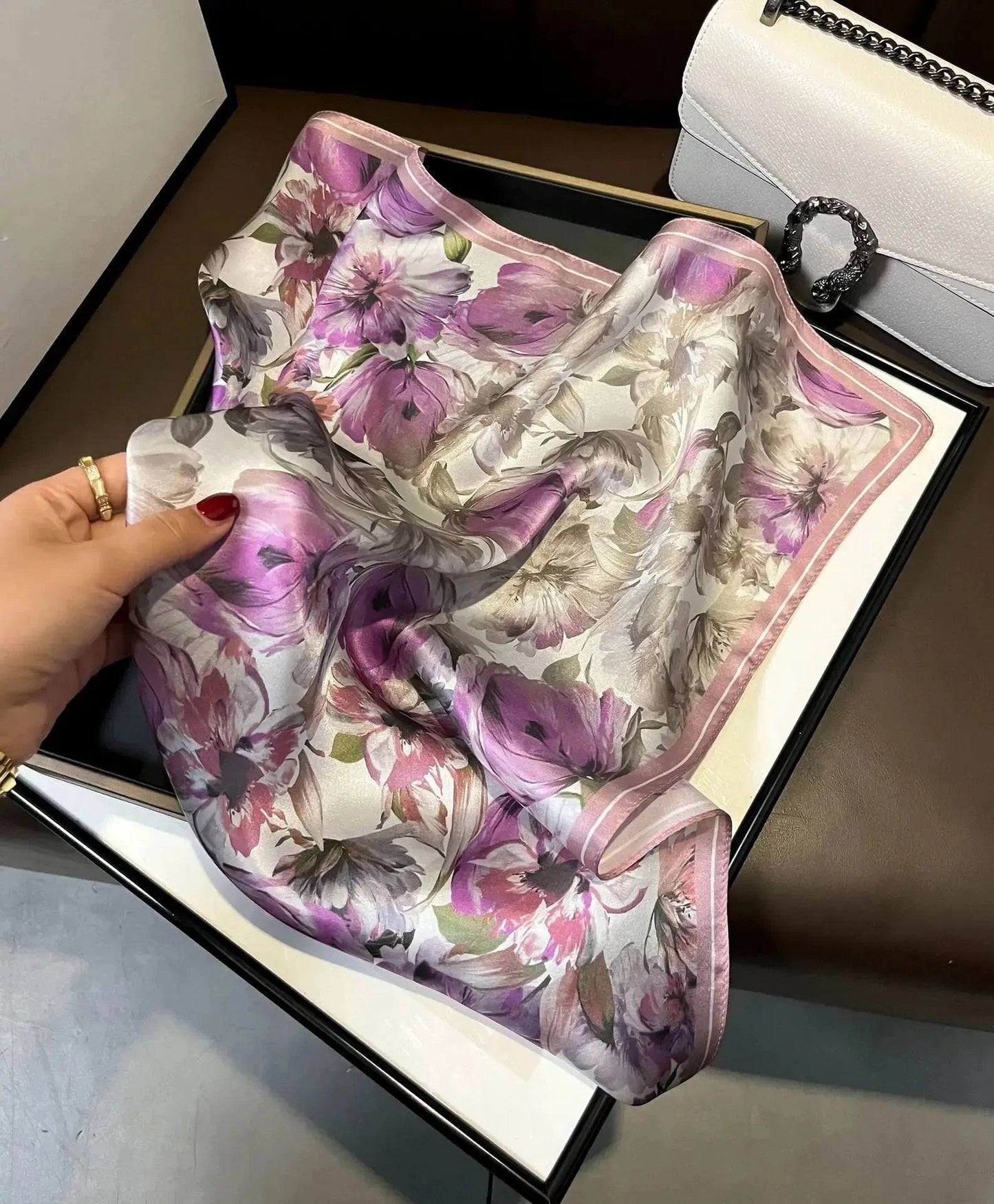 Carré 100% Soie Foulard Imprimé Florale Aquarelle Roses et Violettes 53x53cm