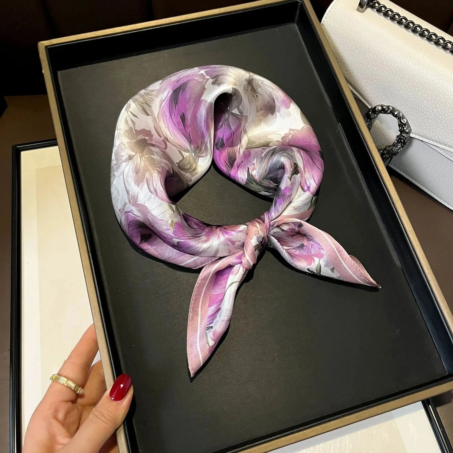 Carré 100% Soie Foulard Imprimé Florale Aquarelle Roses et Violettes 53x53cm